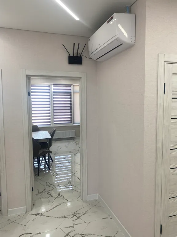 На берегу с видом на море