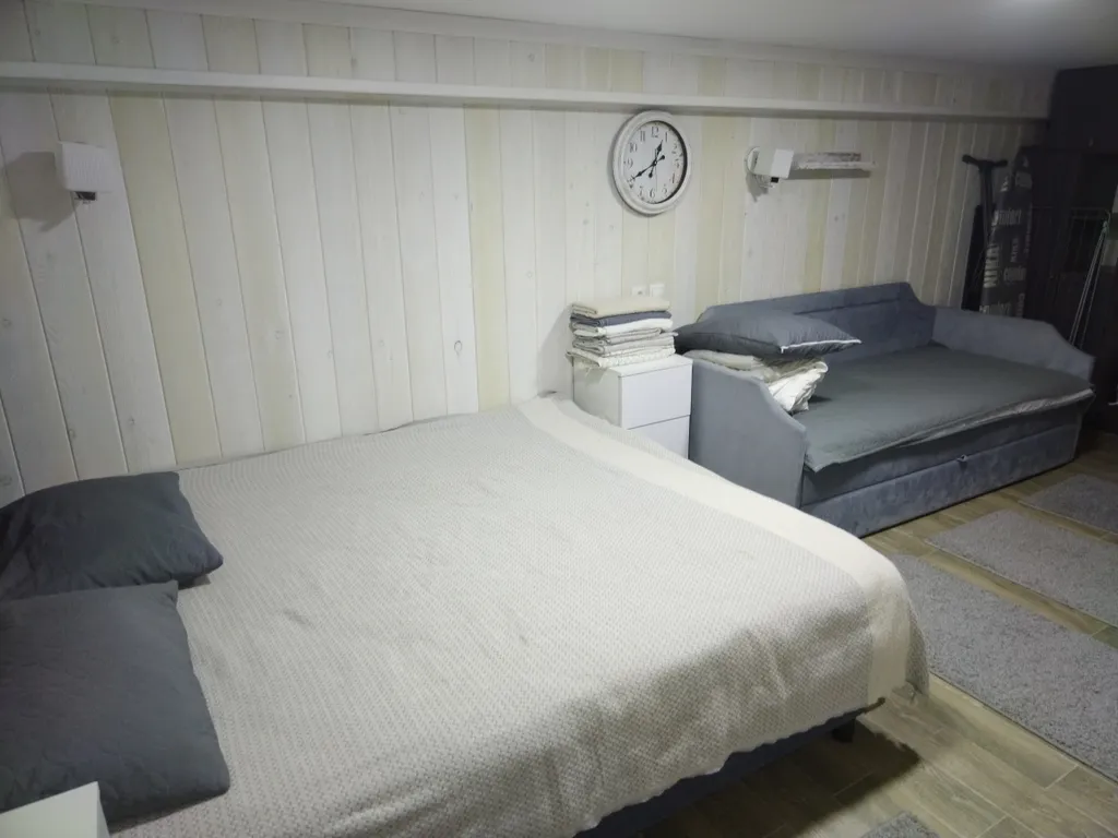 Танхаус камином трёхэтажный, с балконом, 3 комнаты не изолированные.