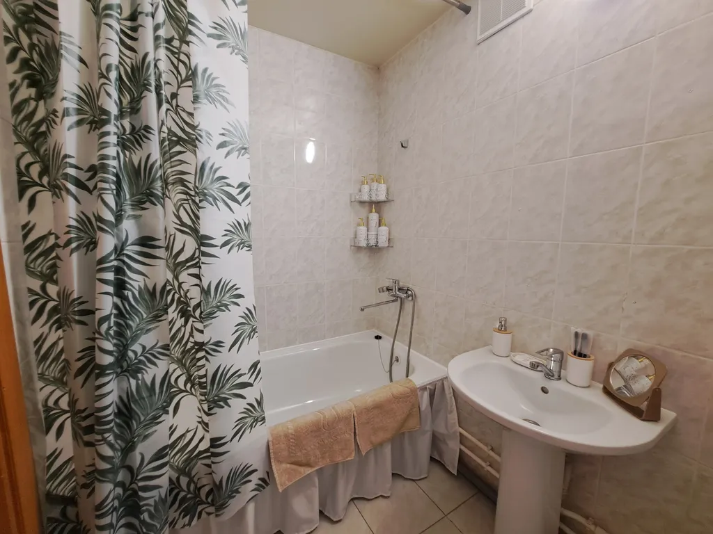 Просторная однушка с кроватью и смарт ТВ