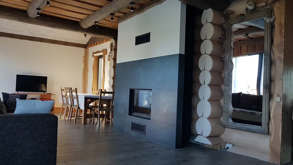 Большой дом с камином и террасой