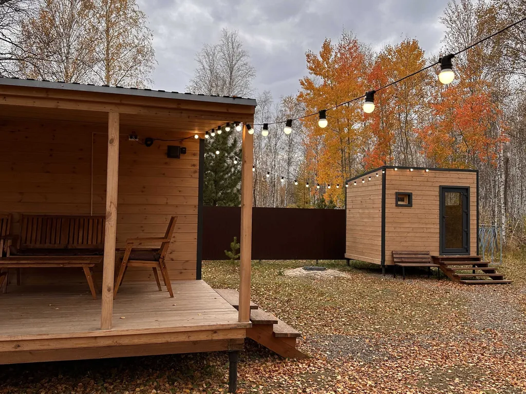 Дом с панорамными окнами с видом на лес