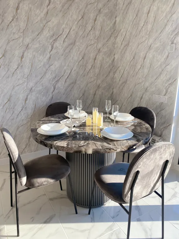 Загородный дом в черте города с озером