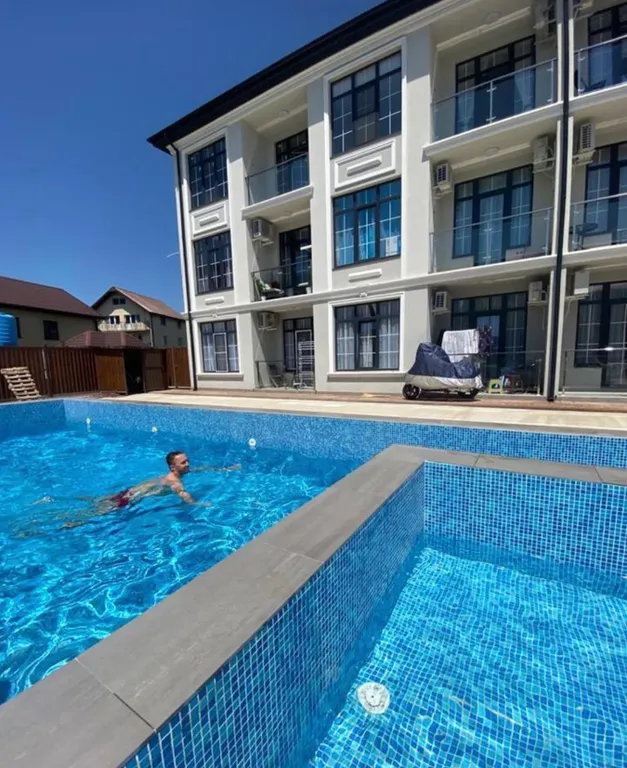 Апартамент с террасой и бассейном