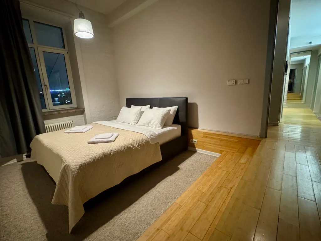 Дом на набережной с видом на Кремль и высокий потолок