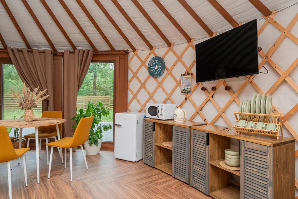 Глэмпинг в лесу