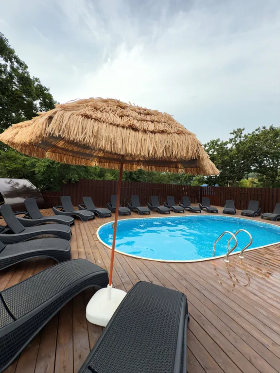 Четырёхместный номер с террасой, первая линия от моря, номер семейный