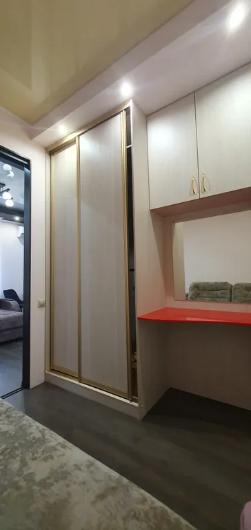 Уютная студия с отдельной спальной зоной, рядом с Иртышом