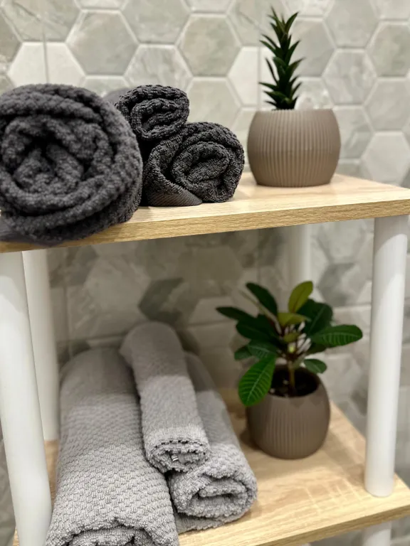 Светлая, чиста квартира в центре Владикавказа. Парковки во дворе  нет.