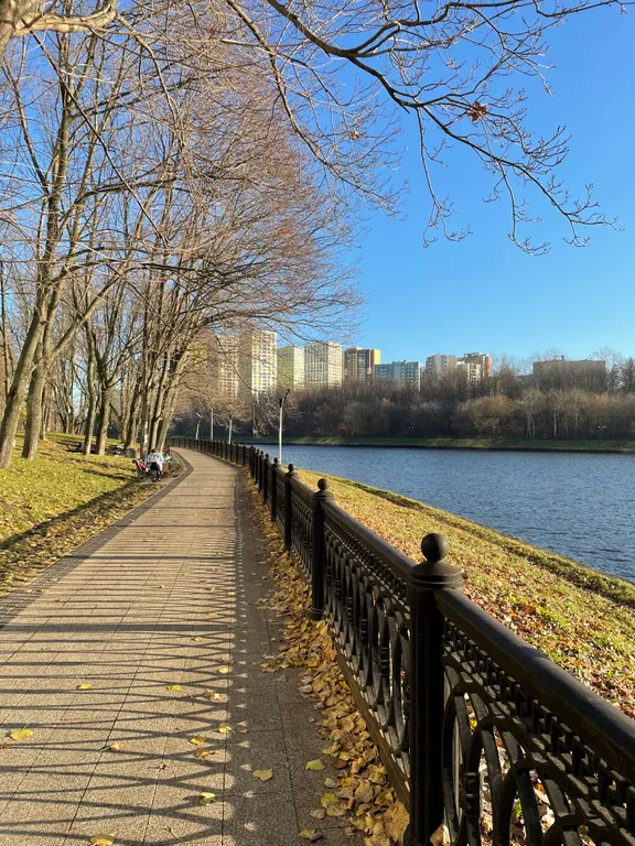 Современные апартаменты с живописным видом на канал и парк