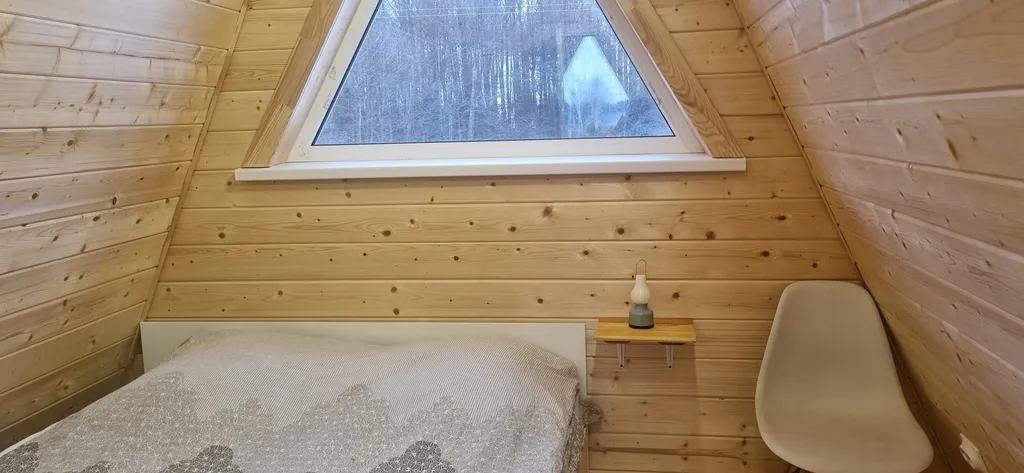 Дом-шалаш с видом на лес