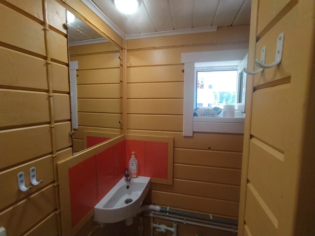 Маленький домик на опушке леса