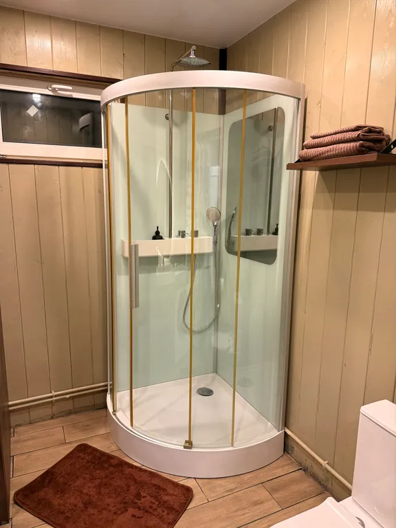 Дом с просторной террасой у леса