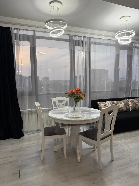 Квартира Витражные окна с красивым видом на город и новогодние салюты — аренда посуточно в Алматы