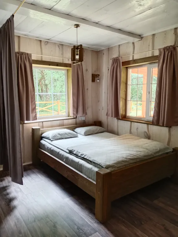 Дом в лесу у ручья