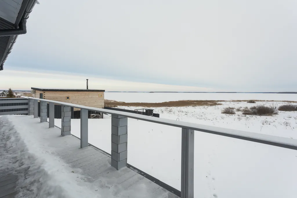 Великолепный дом с террасой и панорамным видом на водохранилище