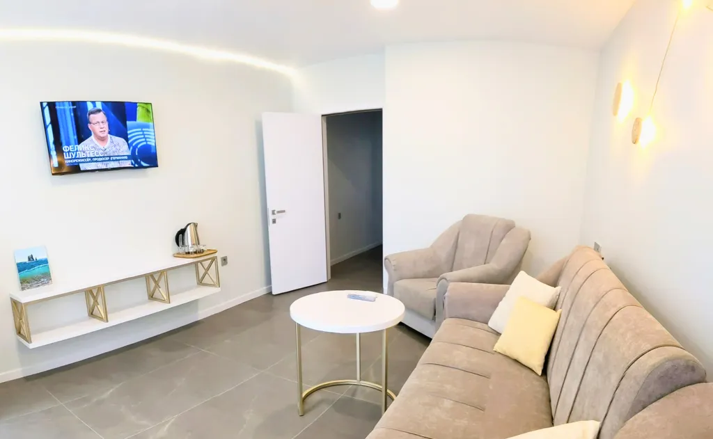 Современный семейный номер с видом на море