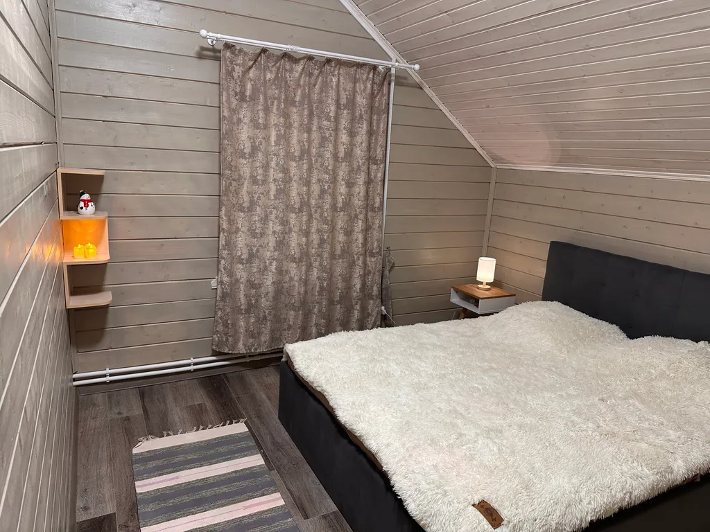 Дом в уединенном тихом месте рядом с лесом