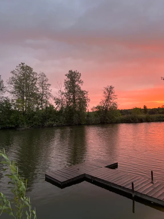 Новый домик на берегу реки с собственным прудом