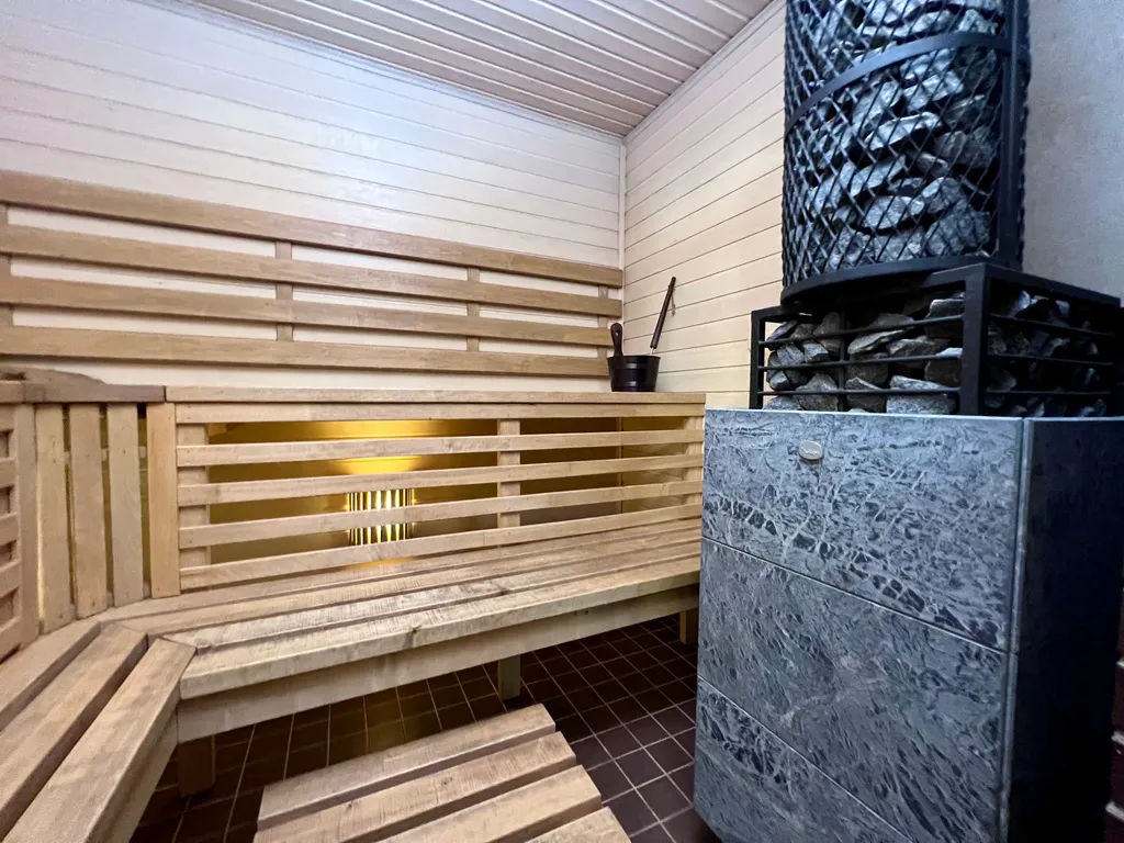 Маленький дом на берегу озера