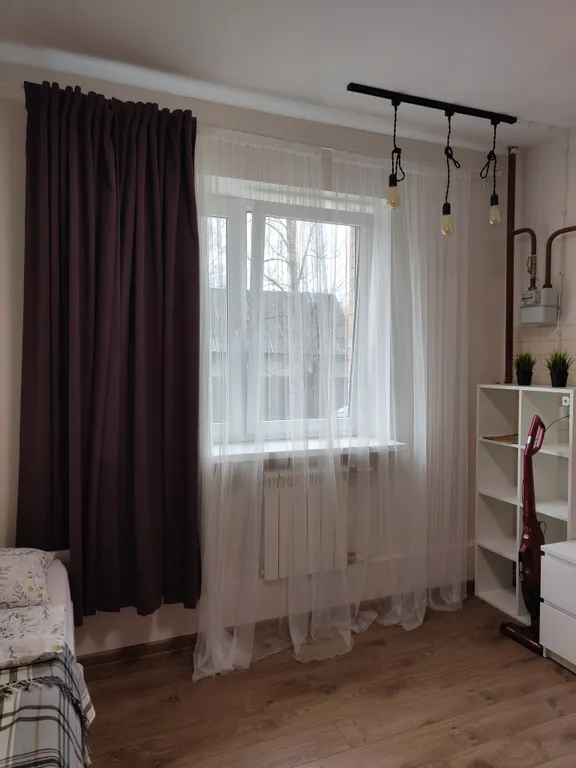 Уютная комната-студия у церкви на холме