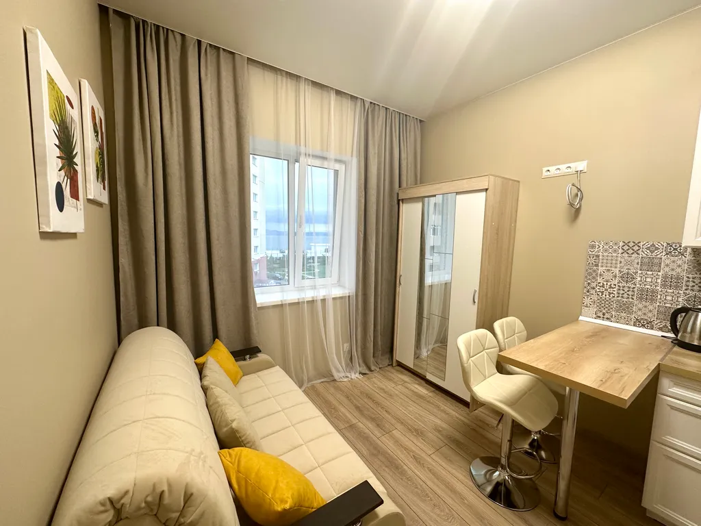 Студия после дизайнерского ремонта с видом на море