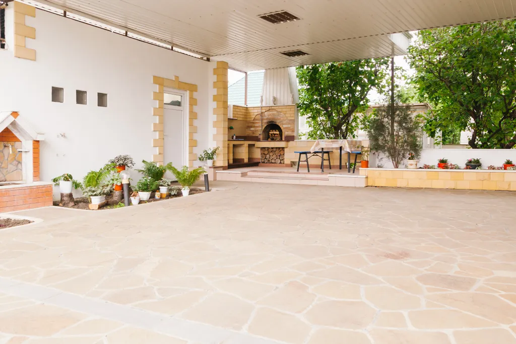 Уютный дом с камином и большим балконом