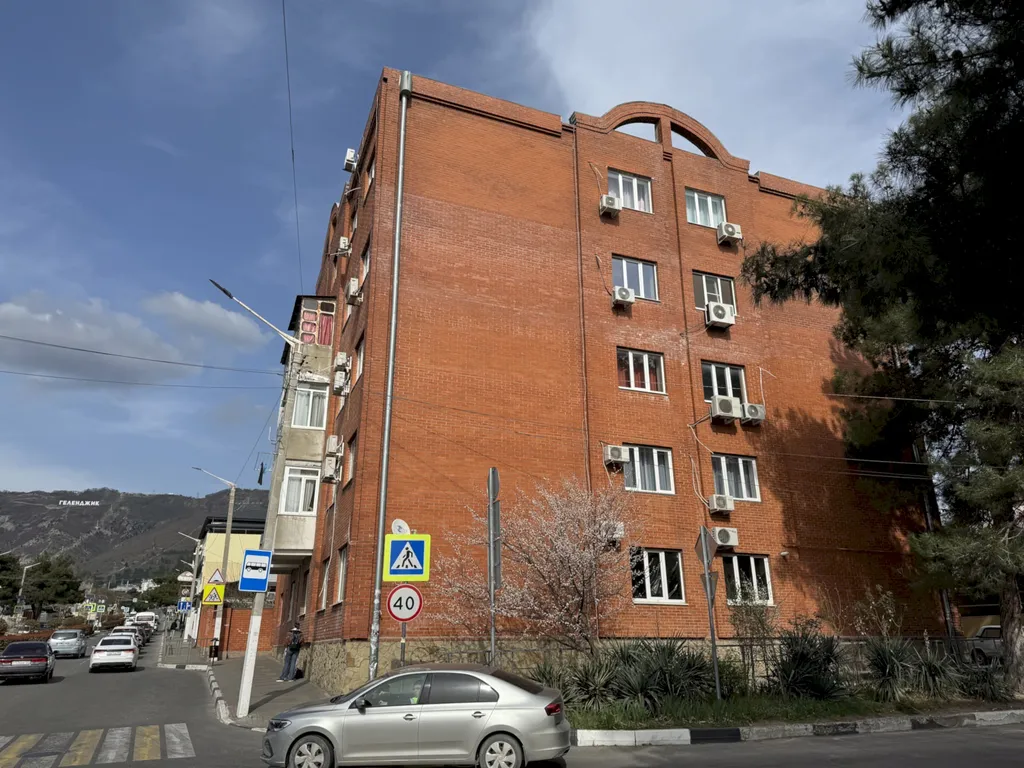 Квартира Четырёхкомнатная квартира в центре с балконом – 7 минут до моря — Геленджик