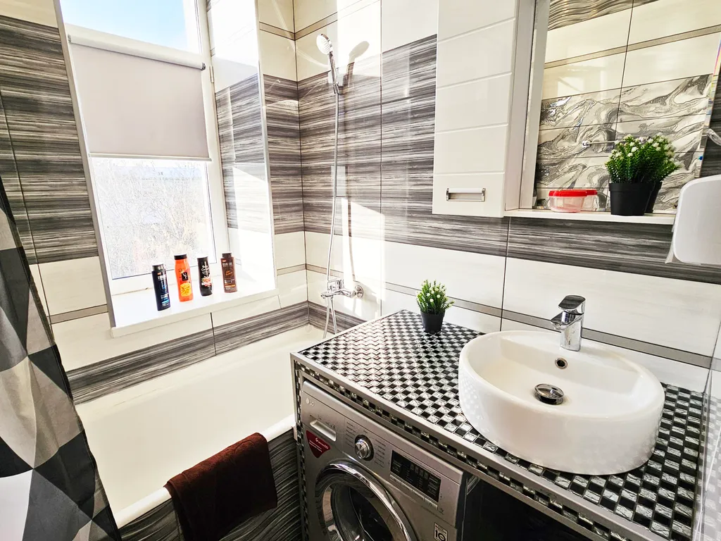 Третий дом возле главного жд вокзала и автовокзала