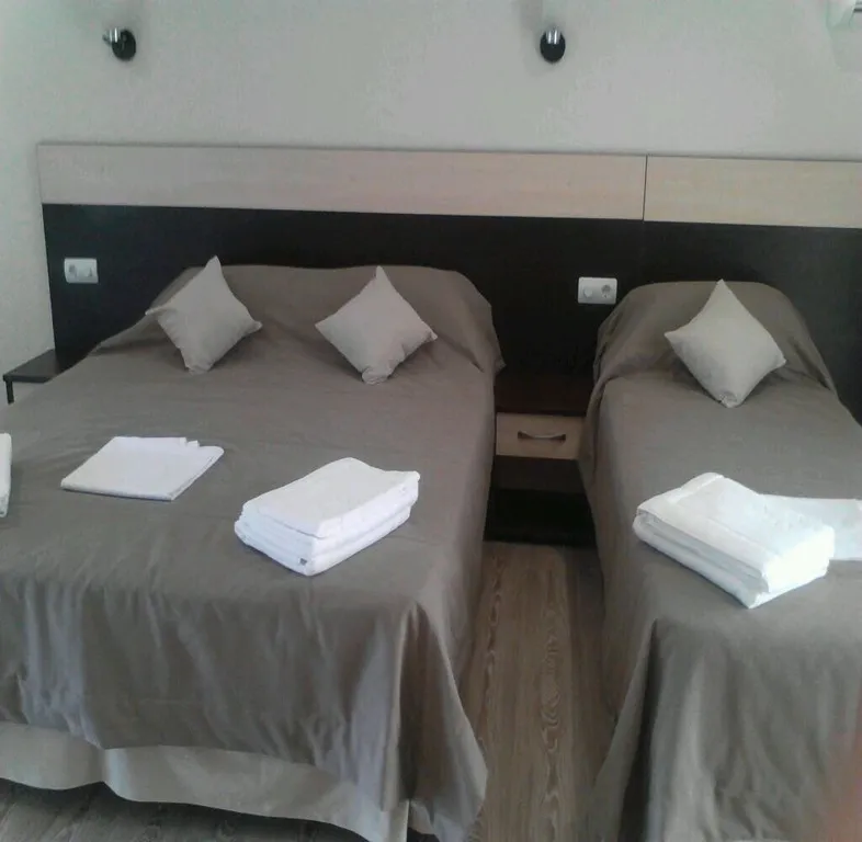 Уютная комната с видом на море