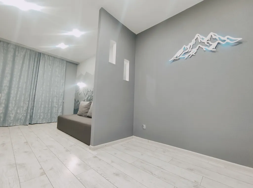 Светлая евро-двушка с горным пейзажем от художника