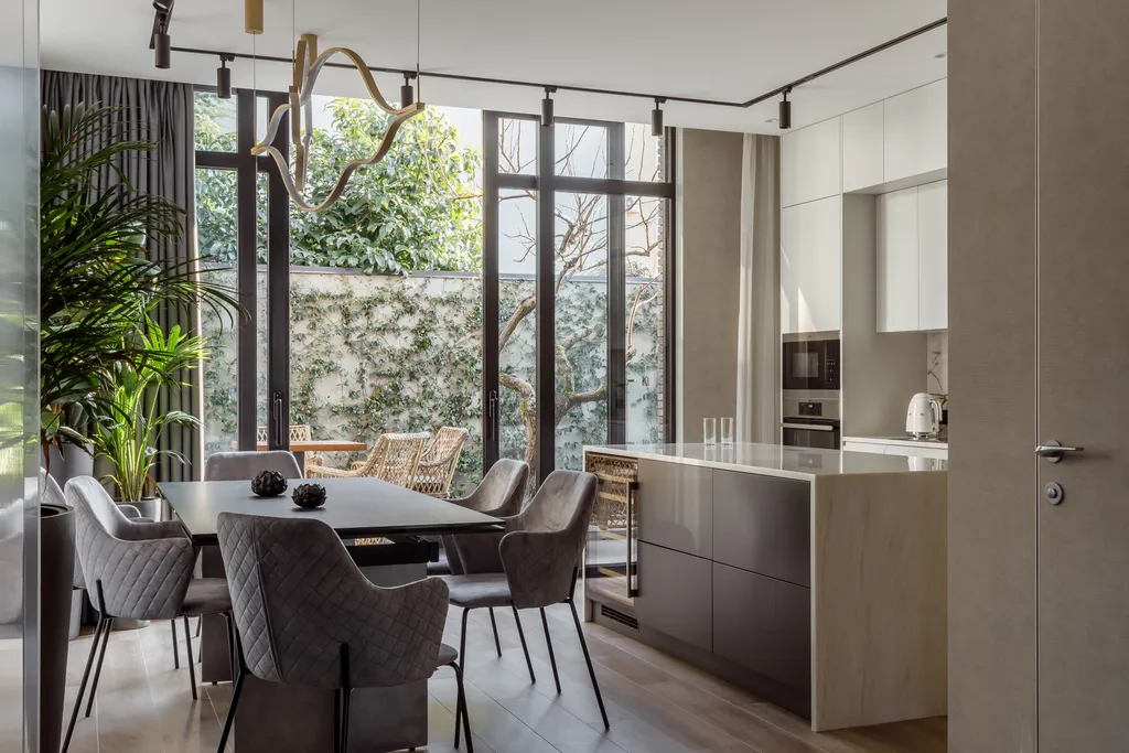 Дизайнерский трёхэтажный дом недалёко от моря