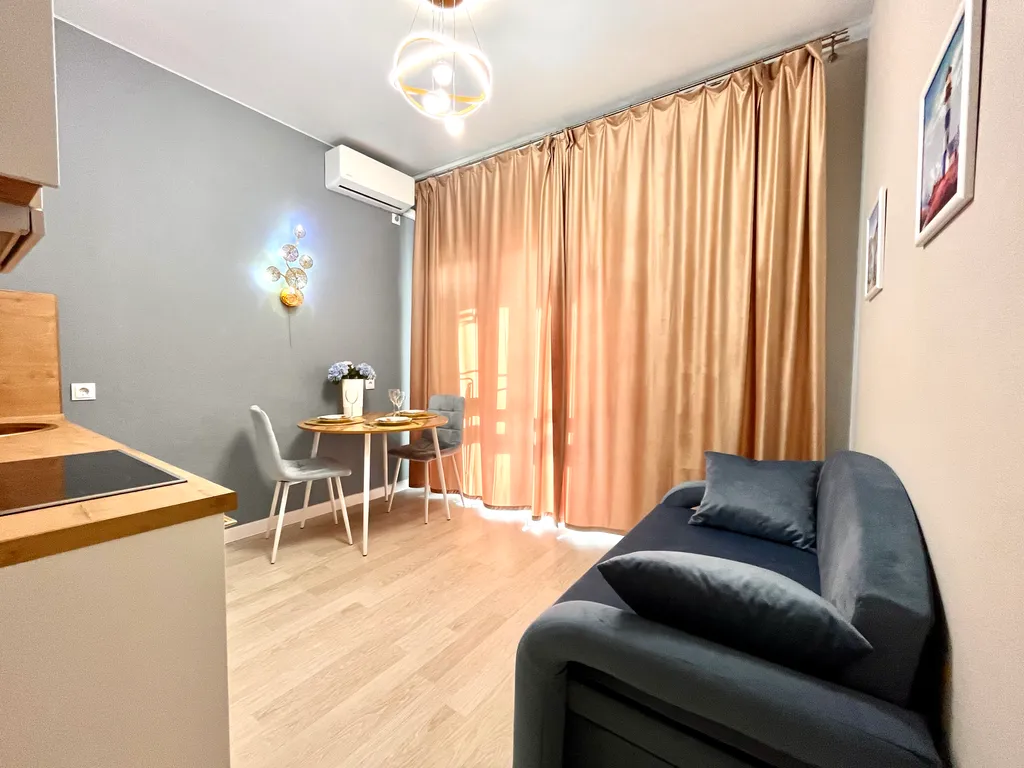 Комфортабельная видовая квартира с дизайнерским ремонтом возле моря