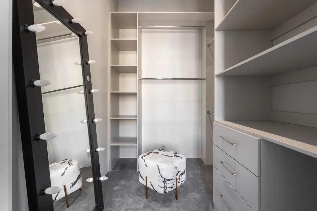 Проcтоpныe 4-к апартaменты c прекpaсным видом нa Hевcкий пpocпект