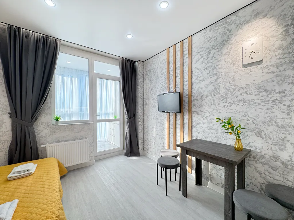 Светлая студия с панорамной лоджией