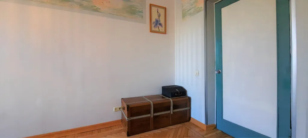 Просторная комната в винтажной квартире