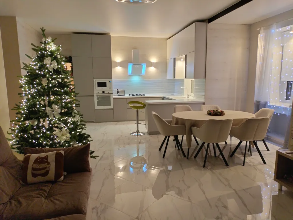 Уютный коттедж с дровяным камином, в окружении лесного массива