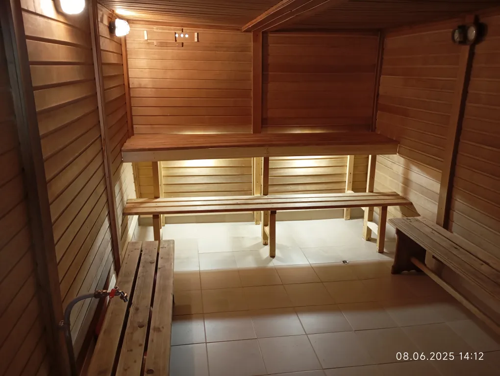 Благоустроенный дом на берегу с баней и катером