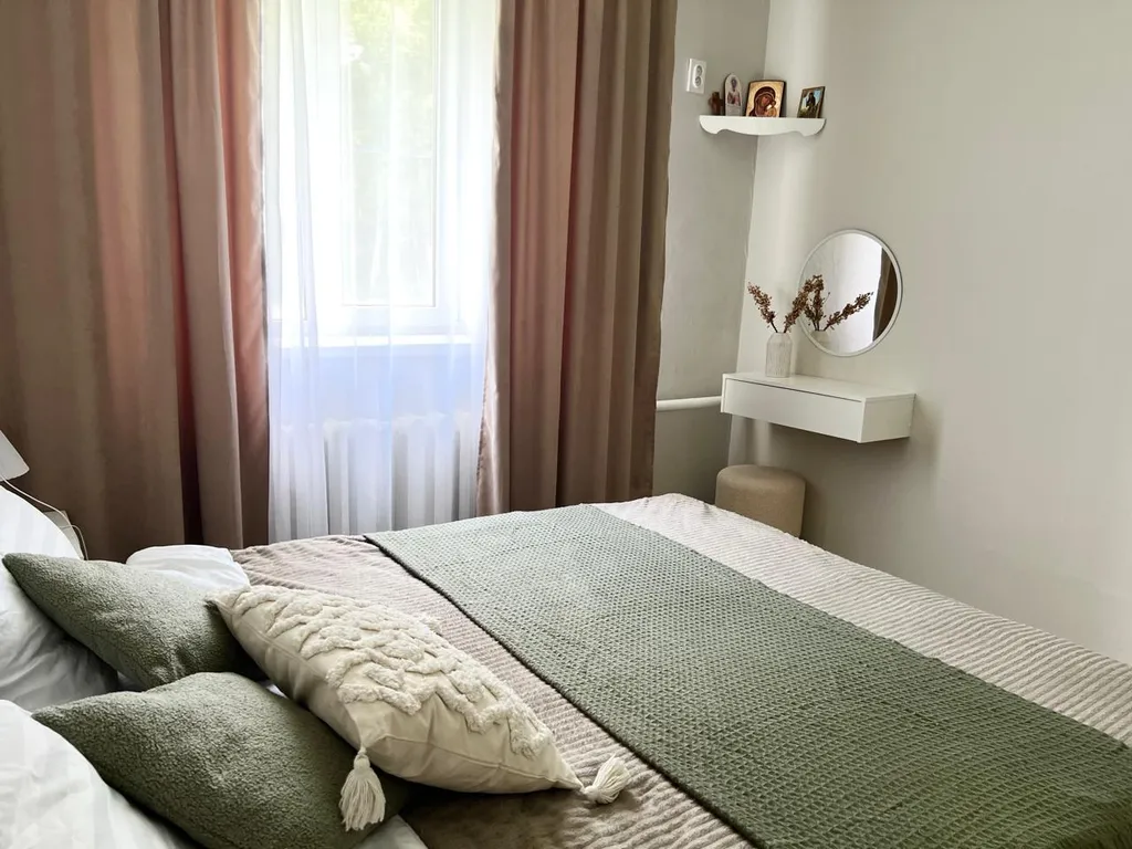 Дом Под Покровом на тихой улице с видом на монастырь