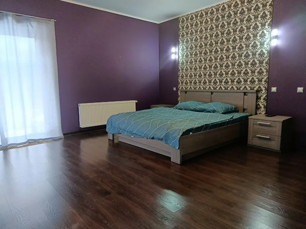 Коттедж с французскими окнами на участке с соснами и берёзами