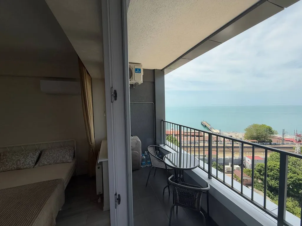 Ретро студия с панорамными окнами с видом на море, бассейн