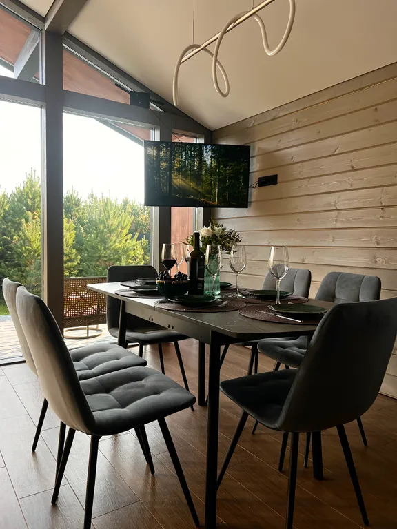 Панорамный дом с баней на дровах и чаном в окружении ёлок