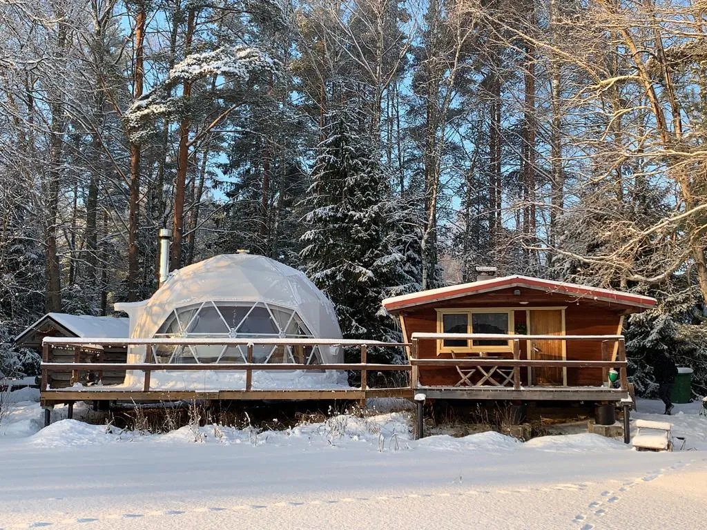 Чудесное место у озера с камином и русской баней