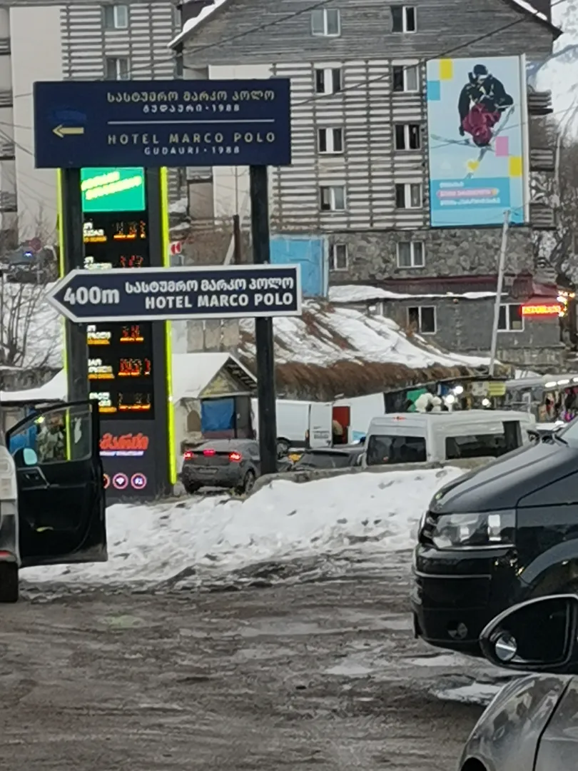 Поворот во двор на Марко Поло. Наш дом первый справа  по ходу, с плакатом.