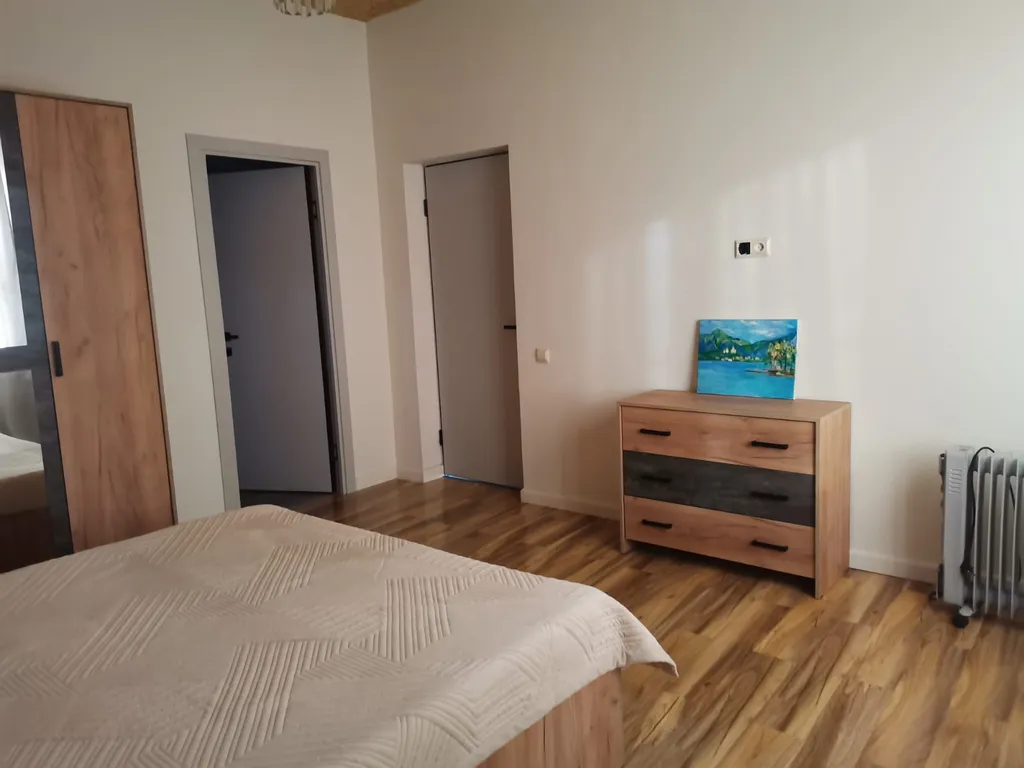 Дом под ключ с зелёной лужайкой и плодовыми насаждениями