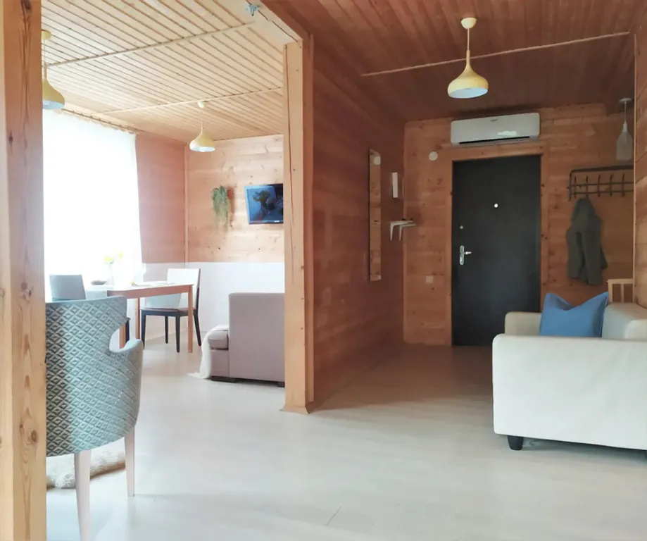 Дом с камином и с большим фруктовым садом