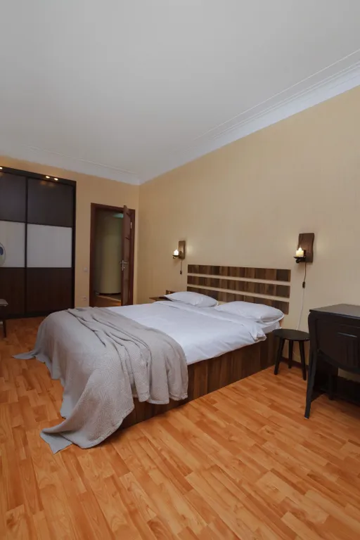 Сталинка в центре, в пешей доступности парк и вокзал