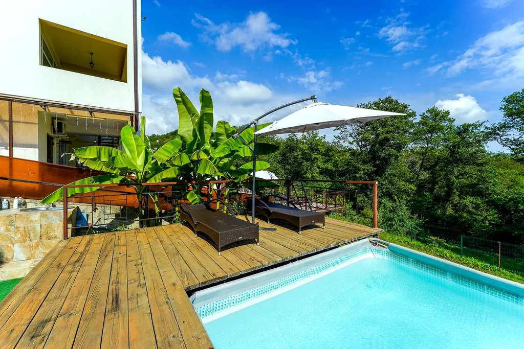 Эко-дом из Сруба с бассейном