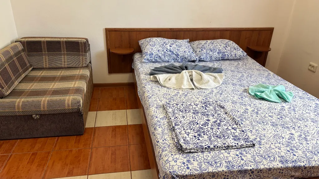 Квартира №10 Трёхместный номер без балкона — аренда посуточно в Судак