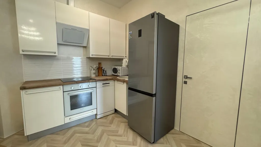 Евротрехкомнатный апартамент с балконом на первой линии