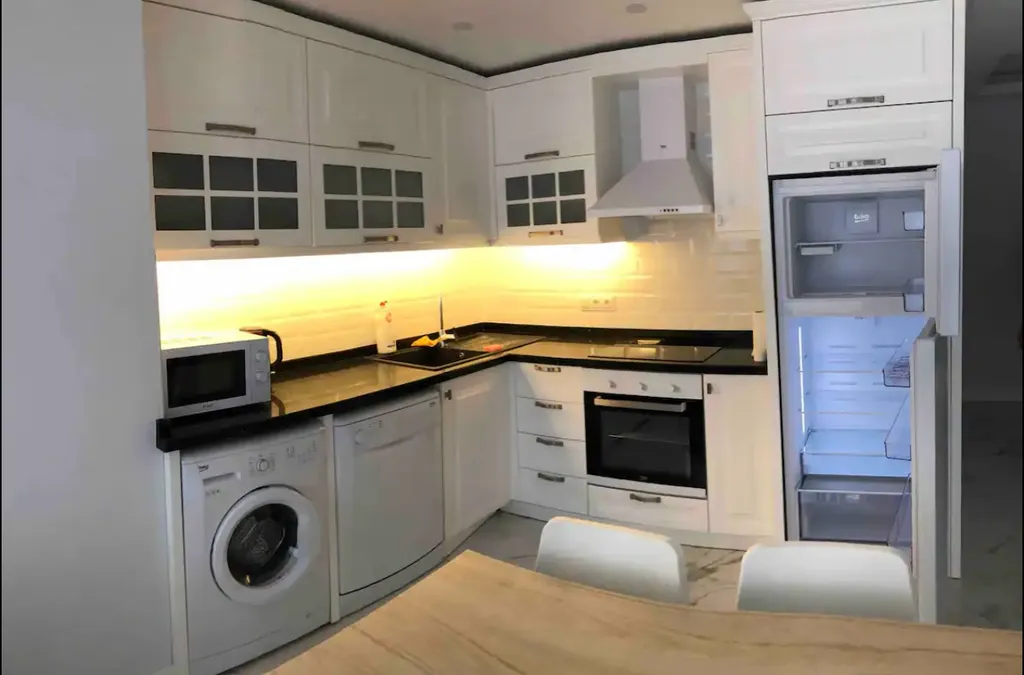 Alanya centre Kleopatra beach 100m to the sea